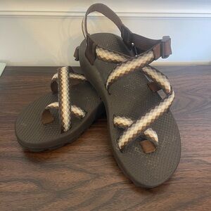 sports sandal in brown and beige